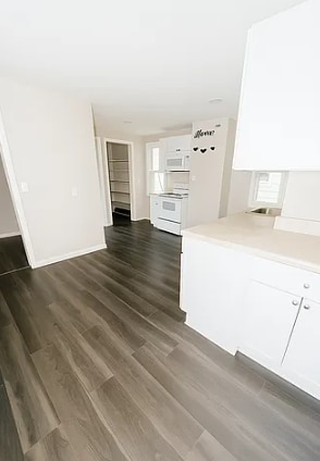 Building Photo - 677 2nd Ave