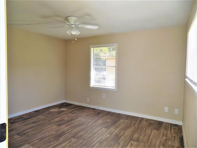Building Photo - 618 N Vionett Ln