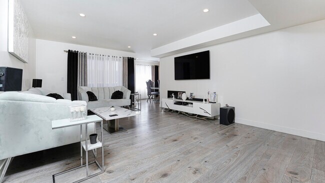 Foto del edificio - 7625 Reseda Blvd