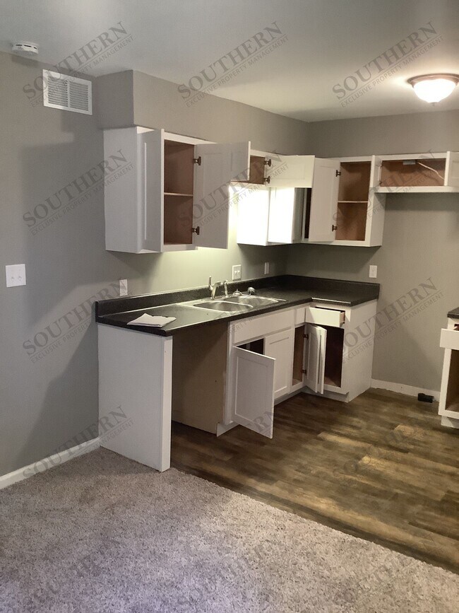 Building Photo - 124 Creekwood Ave