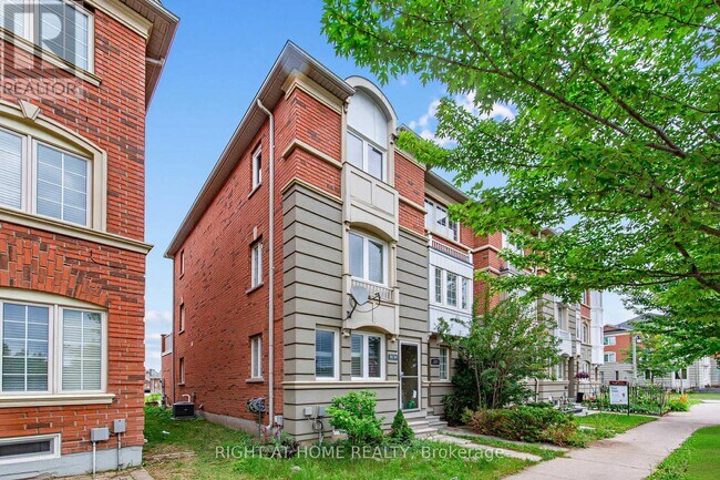 Photo du bâtiment - 2628 Bur Oak Ave
