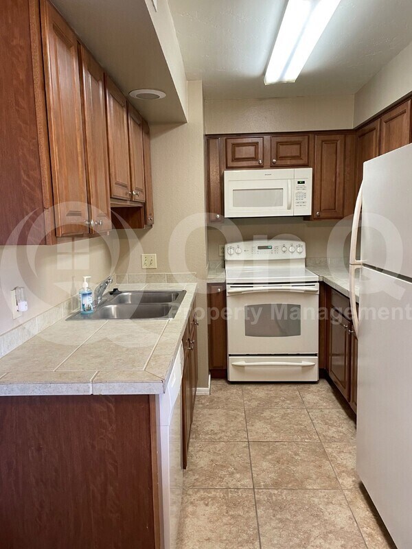 Building Photo - 1810 E Blacklidge Dr