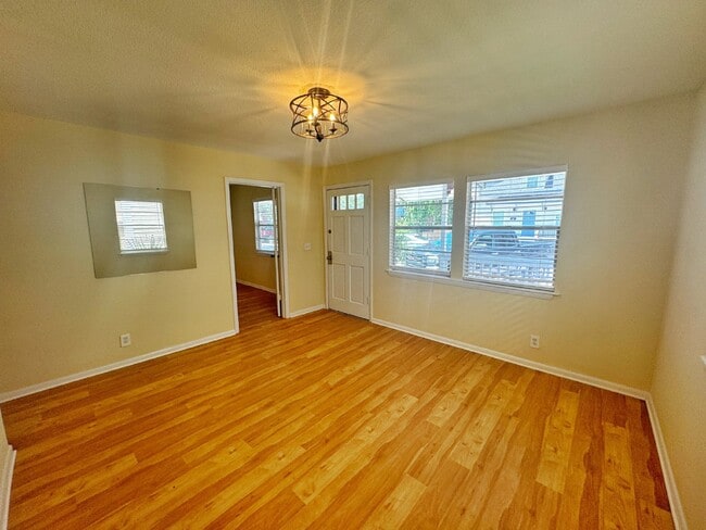 Building Photo - Newly remodeled Licolnville cottage in his...