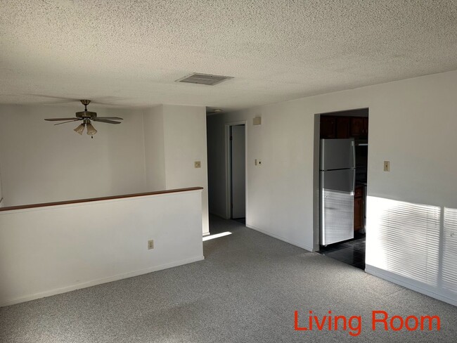 Building Photo - 4 bedroom 2 bath home prime location