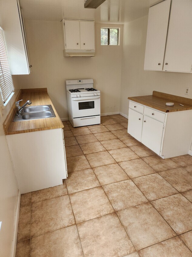 Kitchen - 14460 Dickens St