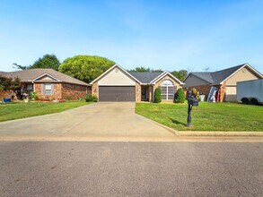 Building Photo - 7720 Parkview Dr