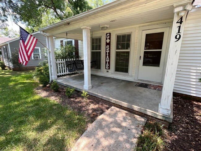 Photo - 3 bedroom 1 bath home walking/biking distance to campus