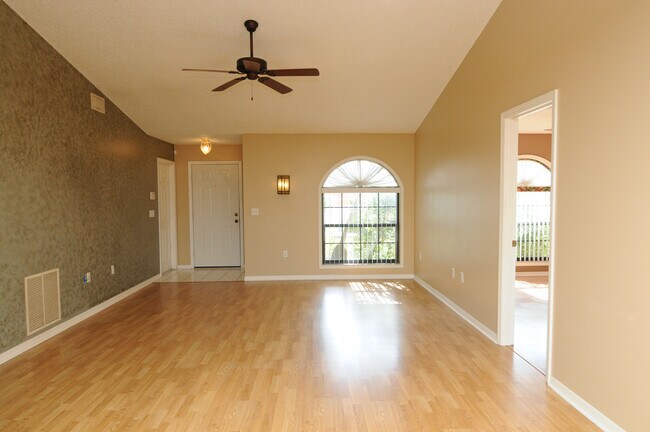 Building Photo - 5805 Pauma Pl