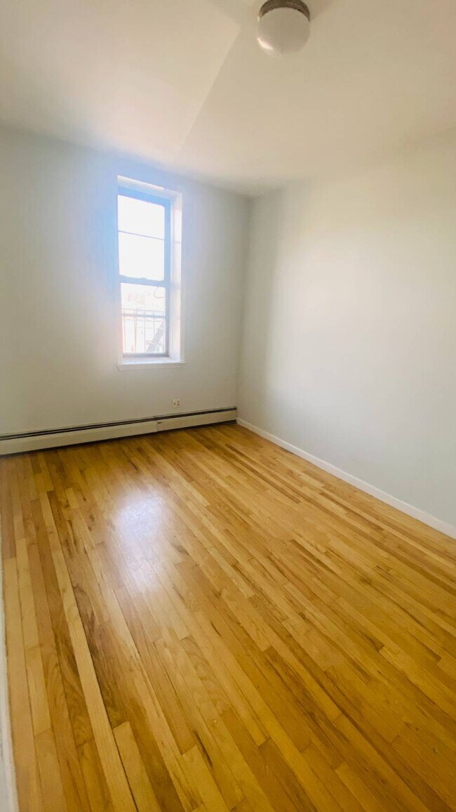 Foto del edificio - 40-04 36th Ave