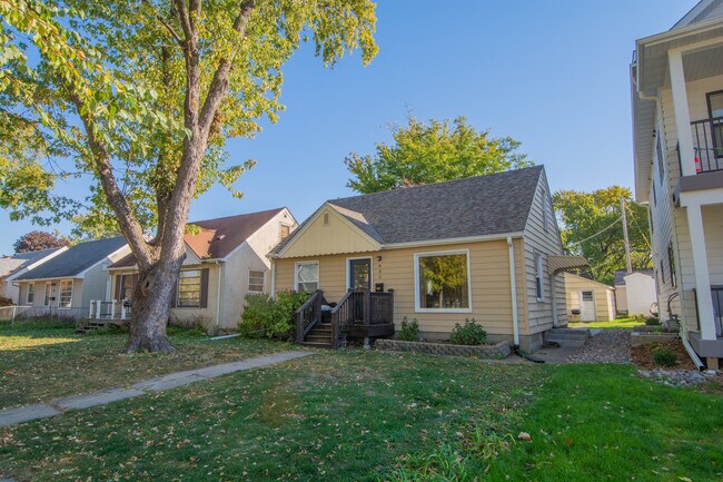 Front - 832 20th Ave SE