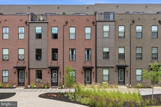 Building Photo - 153 Locke St