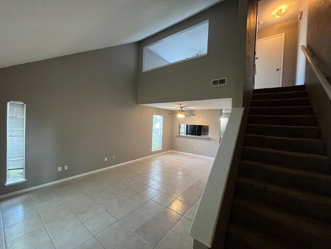 Building Photo - ONE BEDROOM LOFT TOWNHOME ON THE SOUTH SIDE!!