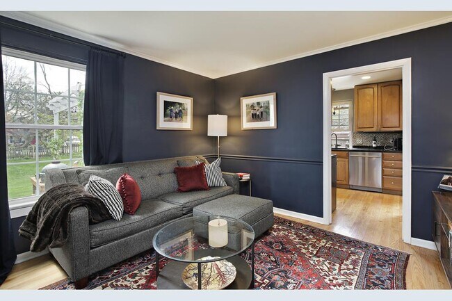 Family Room (Dining Room) - 930 Park Ave W