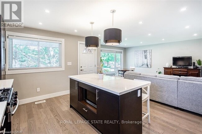 Building Photo - 47 Atwater Crescent