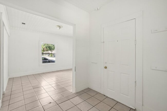 Building Photo - 302 S Wood St