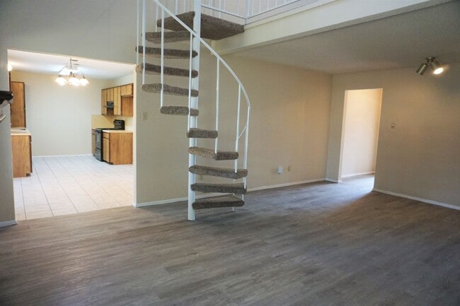 Foto del edificio - 3710 101st Available 07/09