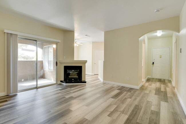 Building Photo - Cozy 1-Bed Apartment with Fireplace – Your...