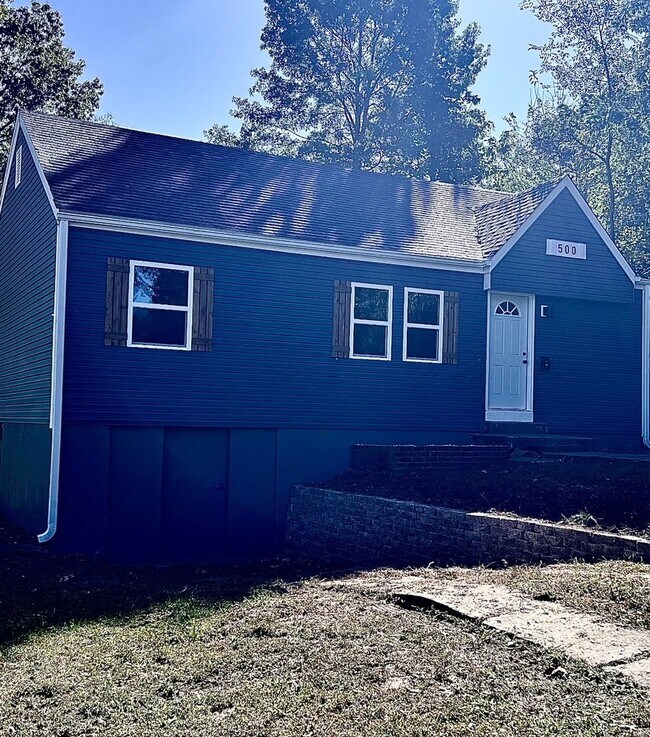 Building Photo - 3 Bedroom 2 Bathroom Newly remodeled home