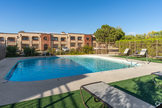 Piscina - Country Crest Apartment Homes