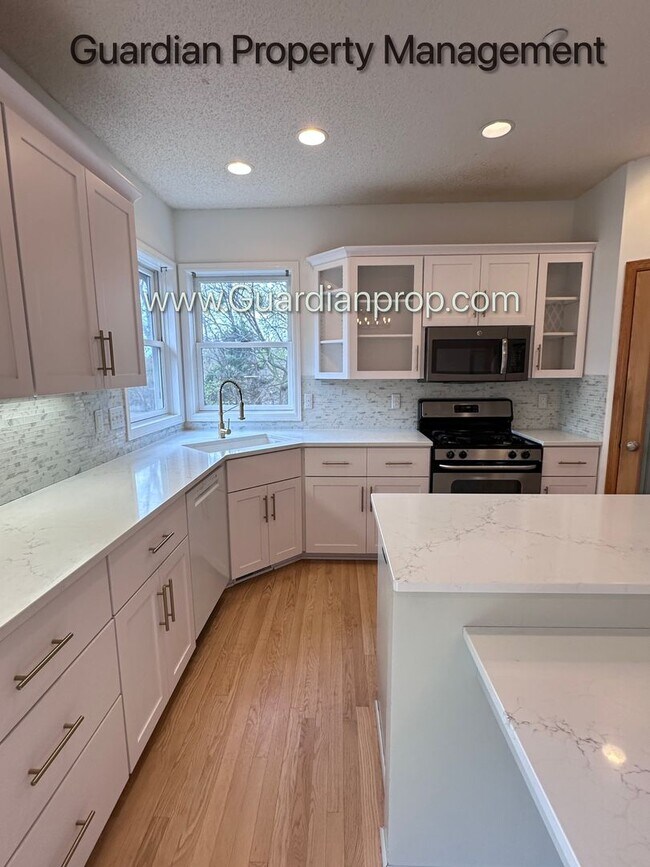 Foto del edificio - Minnetonka Home, 3 Car Garage, Large Primary, Updated Kitchen, Patio