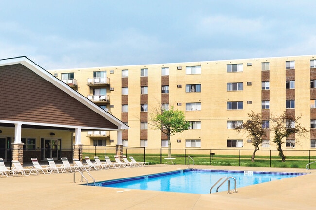 Building Photo - Chestnut Lake