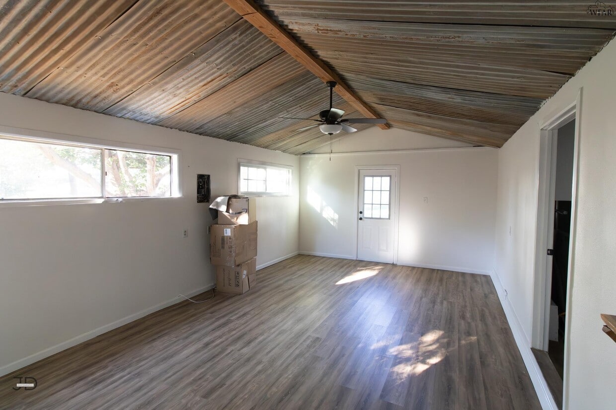 Primary Photo - 674 Bell Rd S