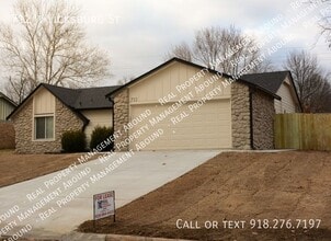 Building Photo - 712 W Vicksburg St