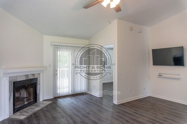 Building Photo - 3223 Albert Dr
