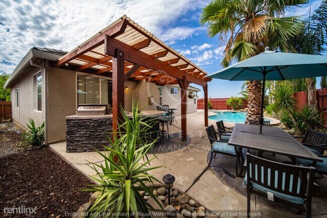 Foto del edificio - 3 br, 2 bath House - 512 Spruce Ct