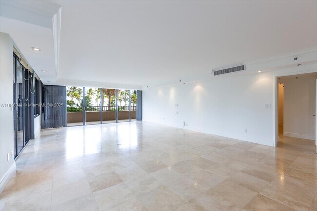 Foto del edificio - 251 Crandon Blvd