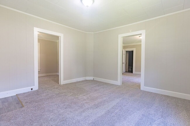 Building Photo - Recently Updated and Move-In Ready!