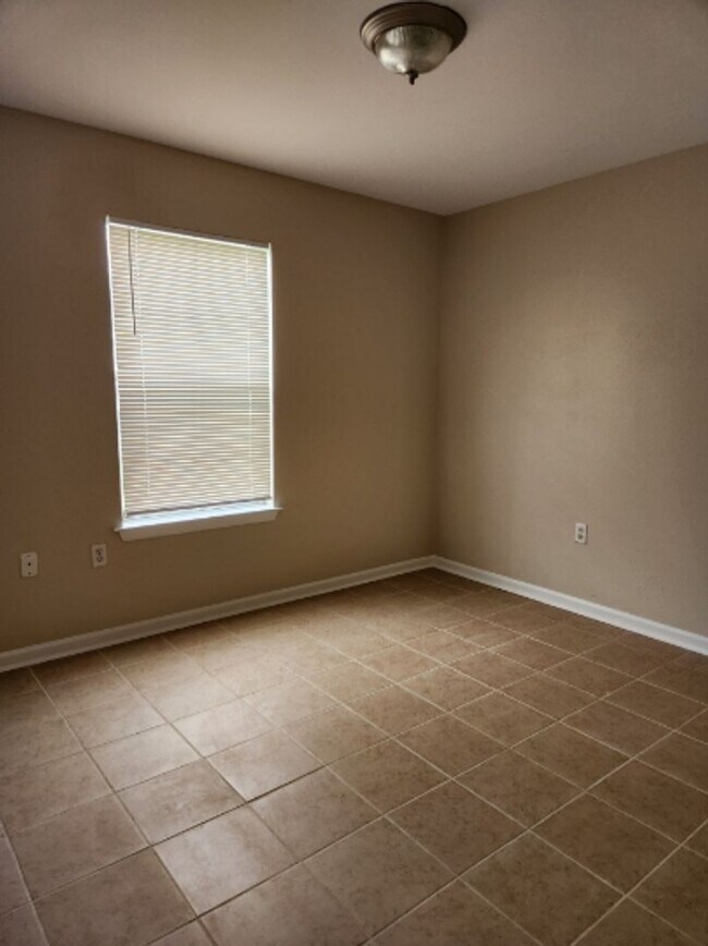 Foto del edificio - 5315 McClelland Dr