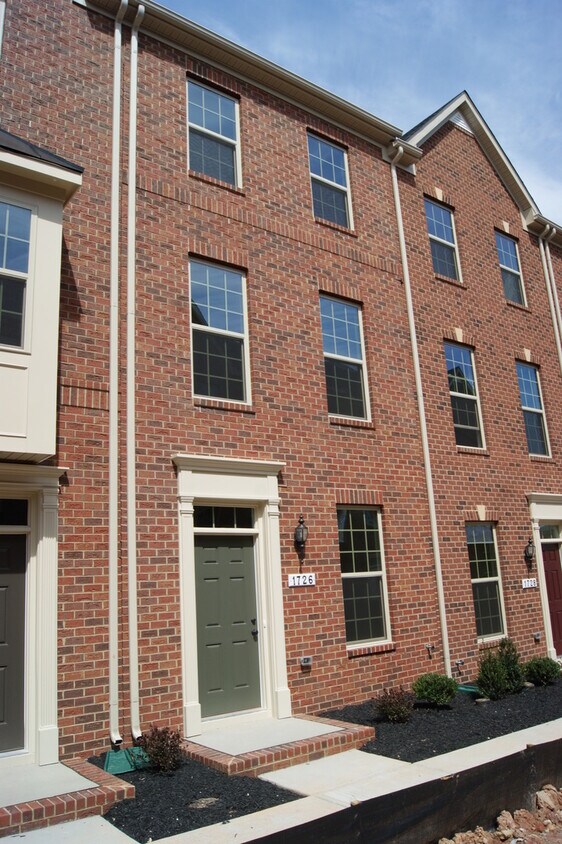Primary Photo - HUGE 3 Bedroom Townhome Near Hopkins in Ea...