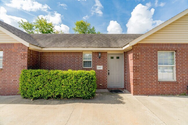 Building Photo - Center 1515-1519