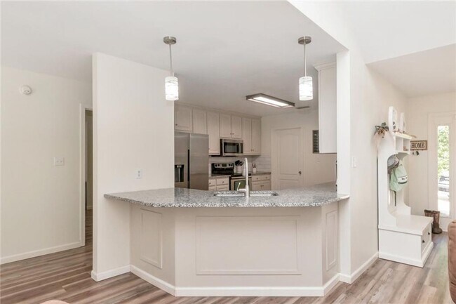 Foto del edificio - Beautifully Remodeled Home on Lake Forest ...