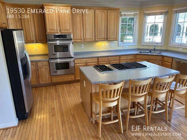 Building Photo - Gorgeous Home on Sprawling Three Acre Prop...