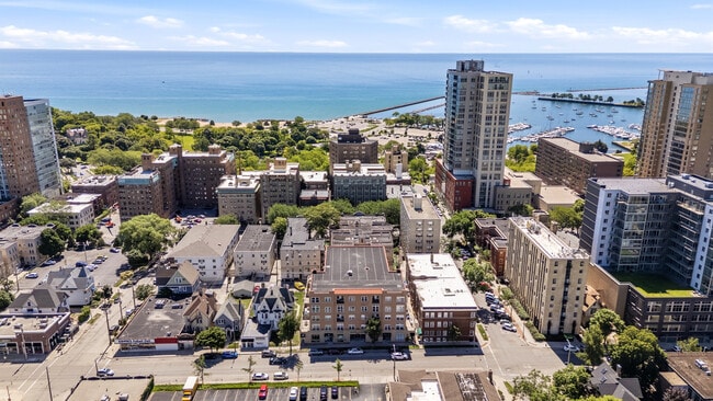 Just blocks from the Oak Leaf Trail and Lakefront - 1920 N Farwell Ave