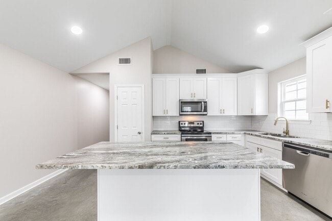 Building Photo - 3 bedroom 2 bath Townhome