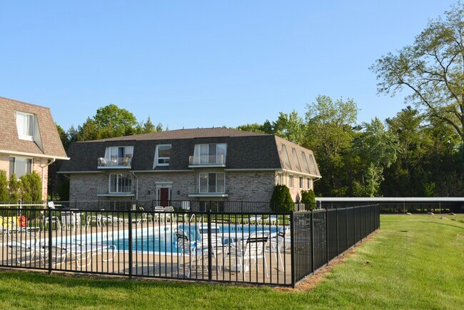 Building Photo - 3626 Lakeshore Dr