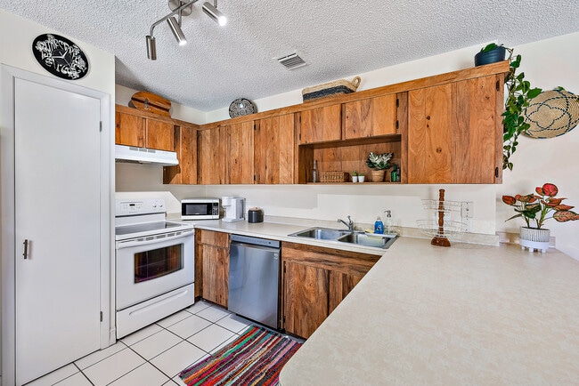 Building Photo - 2686 Hinda Rd