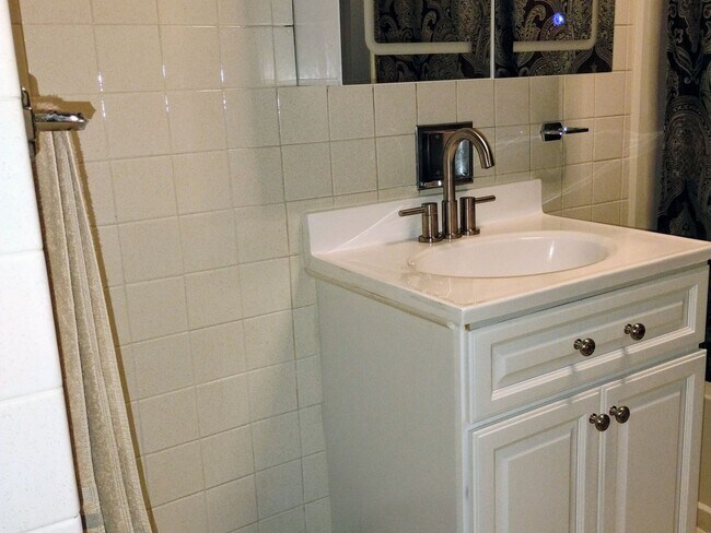 Building Photo - 2 Bedroom Duplex in Cheektowaga, NY
