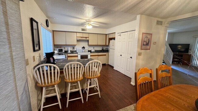 Building Photo - Furnished Condo w/ Community Pool!