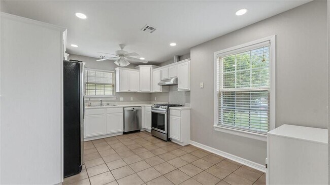 Building Photo - 905 SW Arrowhead Dr