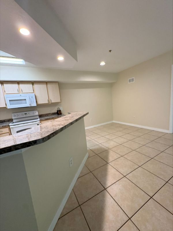 Foto del edificio - 738 Crest Pines Dr