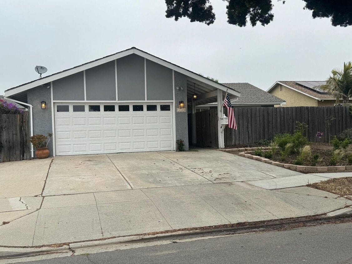 Primary Photo - beautiful spacious 3 bedroom 2 bath home/ ...