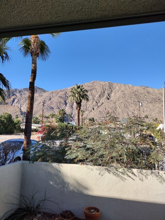 Foto del edificio - 558-560-562 Calle Abronia S