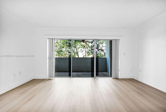 Building Photo - 9375 Fontainebleau Blvd