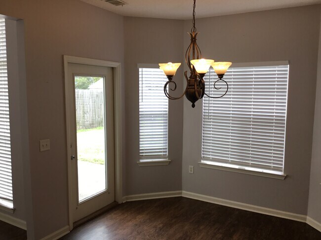 Building Photo - 805 Laurel Hill Cir