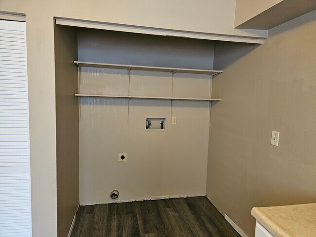 Building Photo - Great Fourplex LowerUnit!
