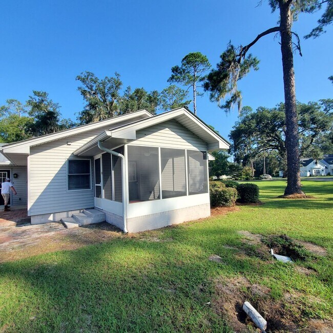 Foto del edificio - Charming 3-Bedroom Home on 1 Acre with Spacious Garage and Screened-In Porch